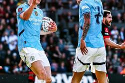 开云体育-关于曼城轻取勒沃库森，莱万一己之力扛起全队的信息