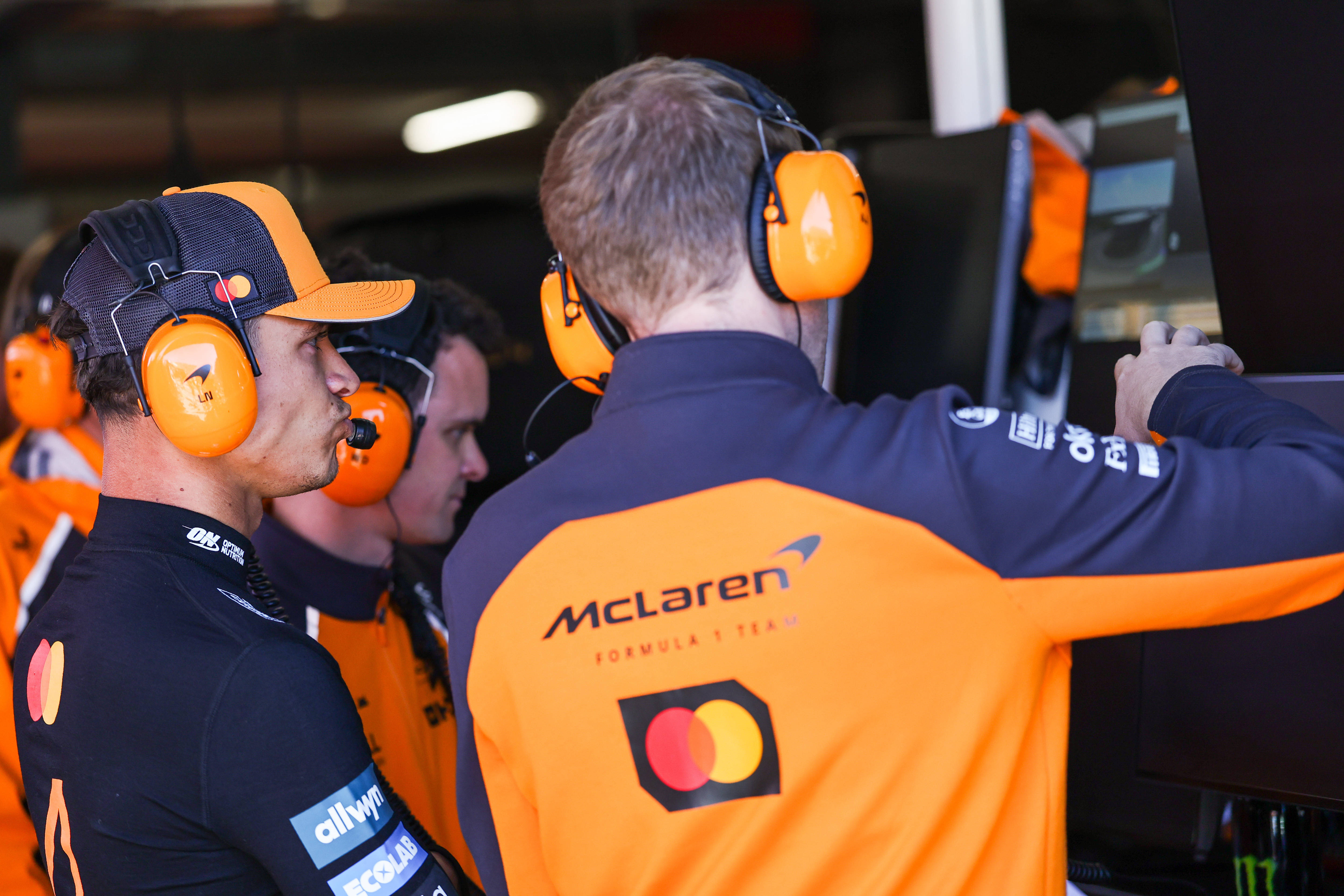 红牛车队碾压威廉姆斯，皮亚斯特里高光表现