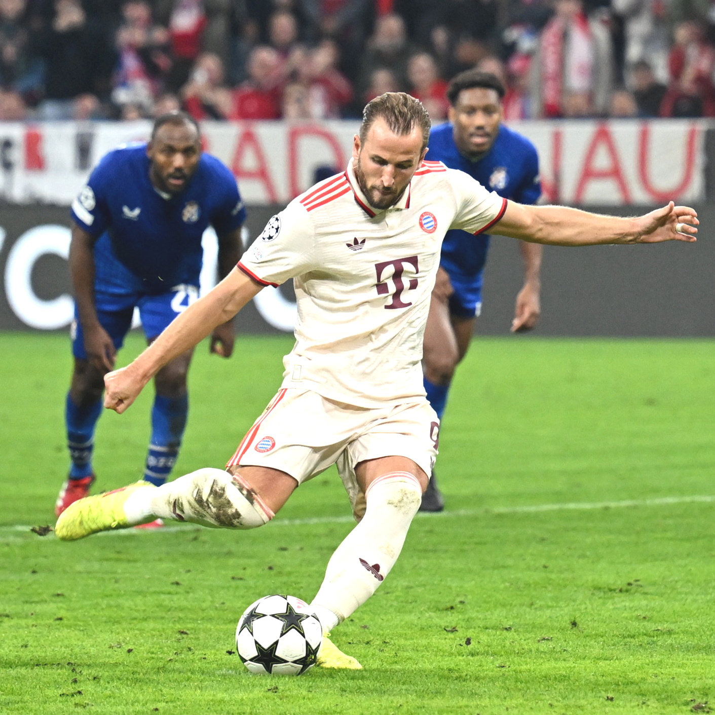 巴萨轻取曼城，格纳布里带队取胜