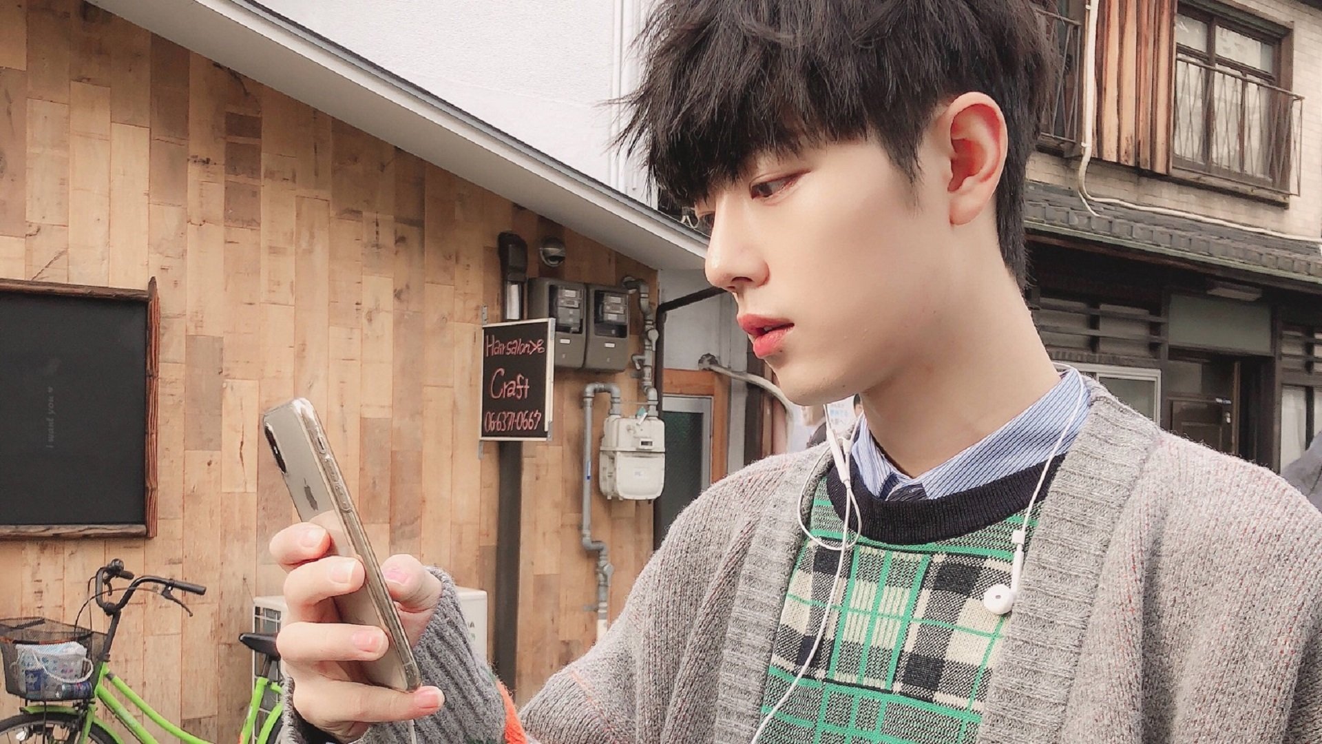 无声蜂刺，当乔治的信仰刺破北岸花园的黄昏