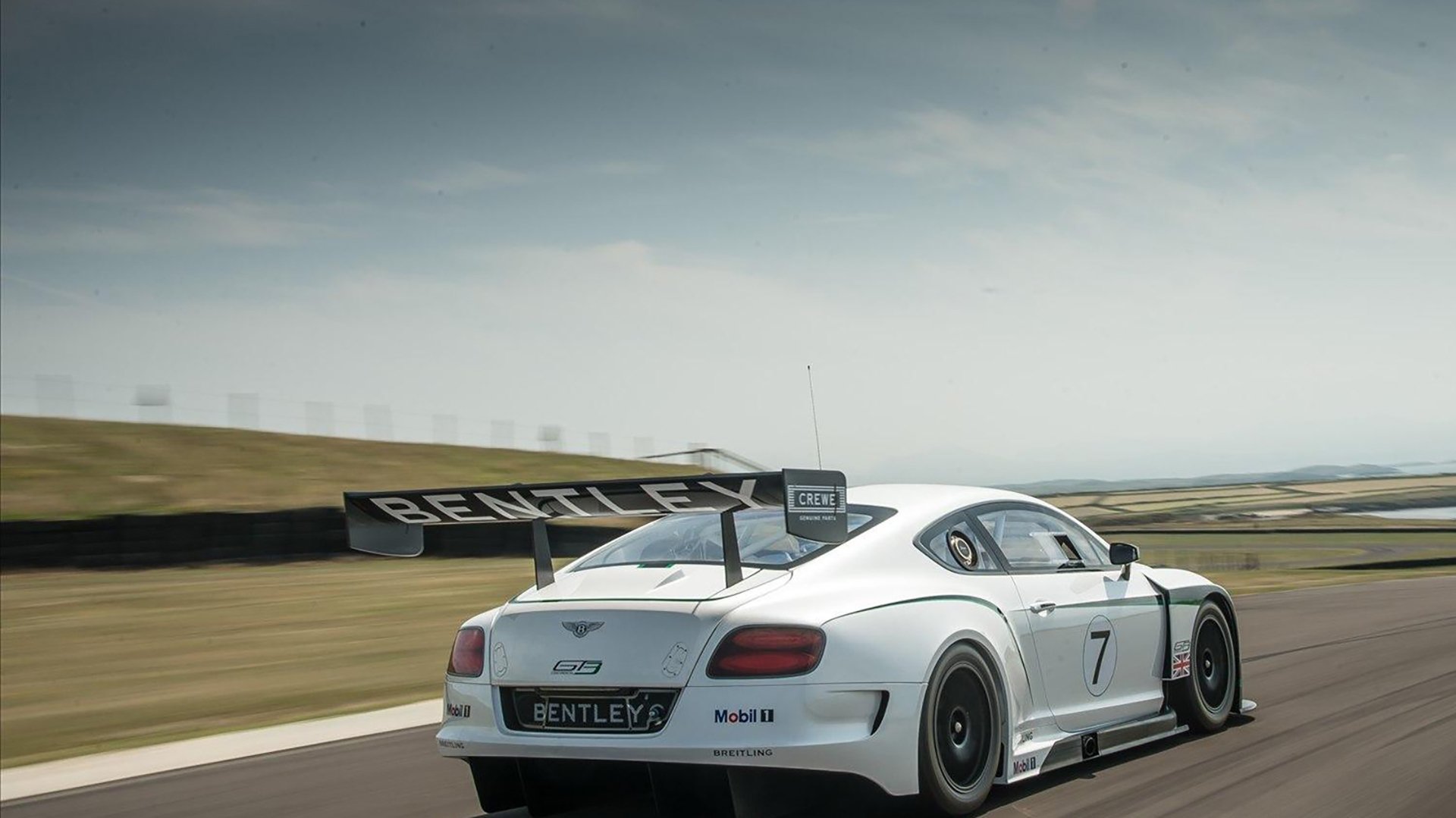 足球世界的双面镜,拉满的弓弦与冷静的手术刀