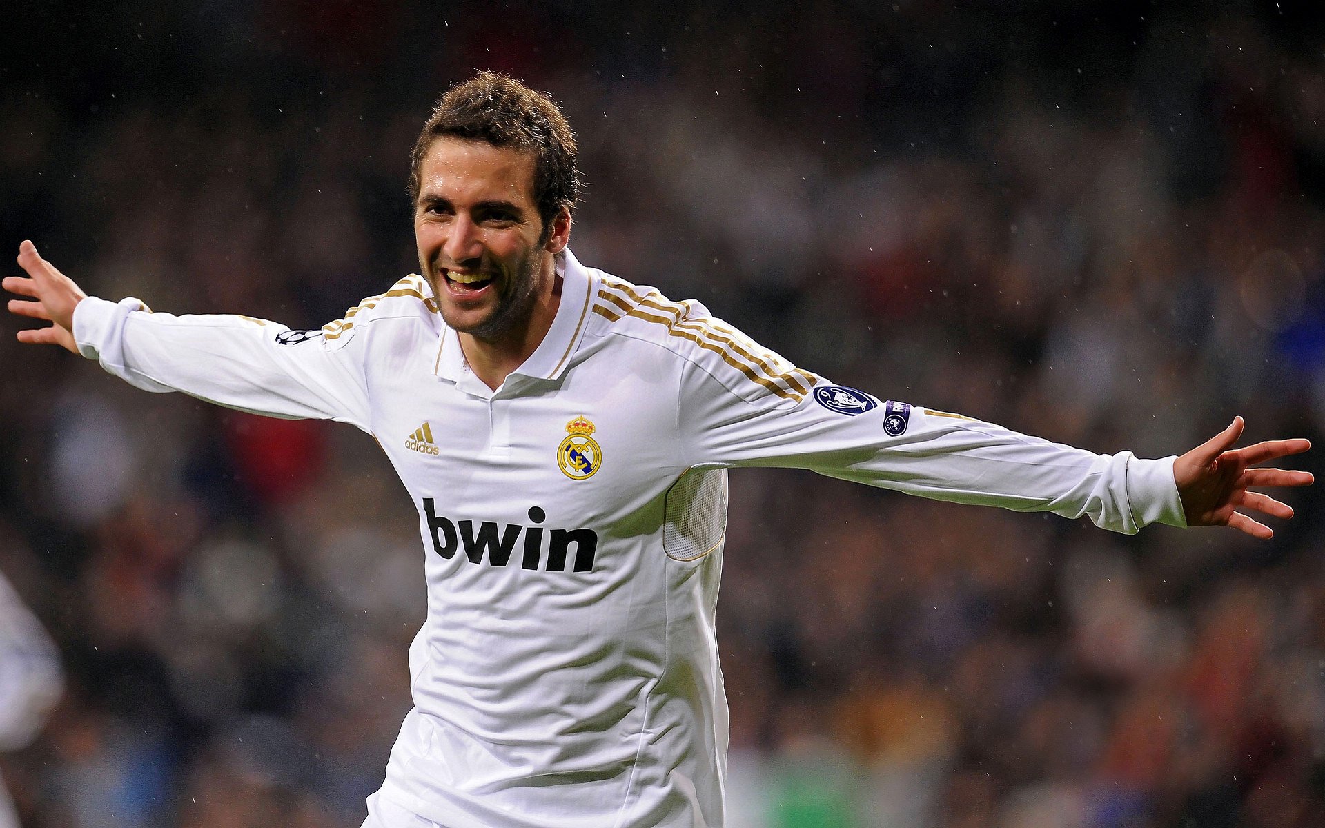 穿错球衣的守护神，当富安健洋在阿根廷与加纳的较量中主宰命运